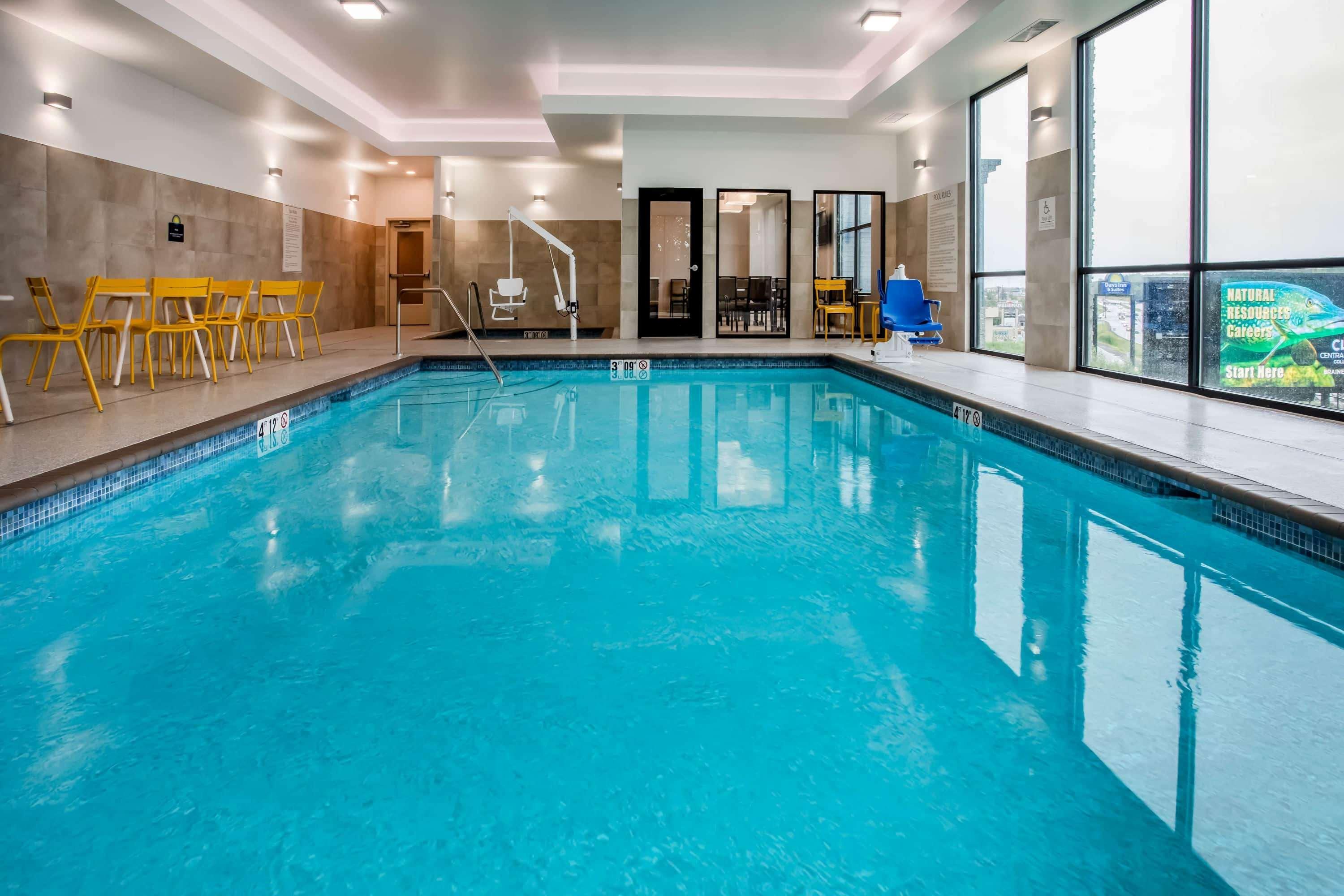 Days Inn & Suites By Wyndham Duluth By The Mall Zewnętrze zdjęcie